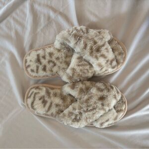 Faux Fur Open-toed leopard print slippers size 9